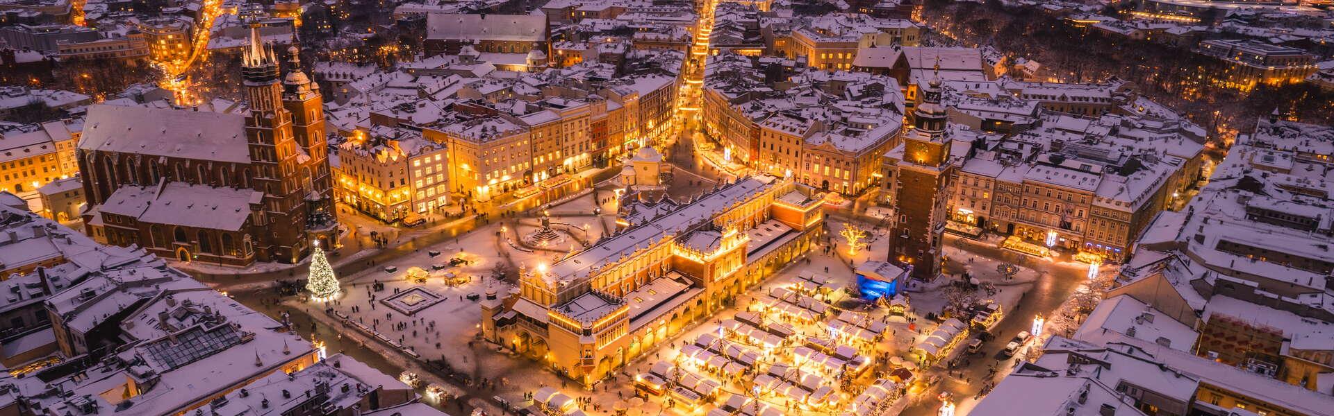 Bild: Der Weihnachtsmarkt auf dem Hauptmarkt von Kraków ist bereits eröffnet. Und so bleibt es bis zum Neuen Jahr!