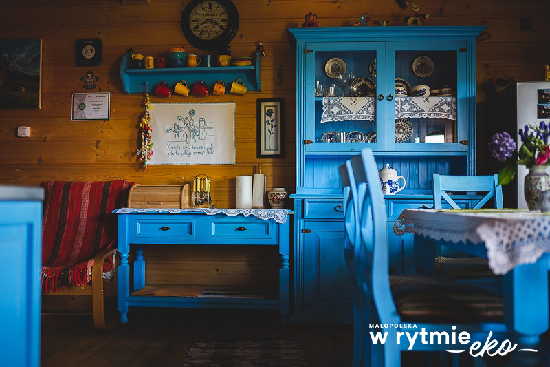Kredens kuchenny, stół, krzesła i komoda w niebieskim kolorze