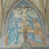 Fresk z ukrzyżowanym Chrystusem, Matką Bożą po lewej i apostołem po prawej, na niebieskim tle pod jasnym sklepieniem.