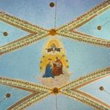 Krzyżowo-żebrowe sklepienie kościoła malowane w złote gwiazdy na błękitnym tle. Na środku polichromowany obraz koronowania Maryi przez Chrystusa, nad nimi Duch święty, wyżej Bóg.