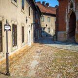 Murowane jednopiętrowe kamieniczki otaczają Bazylikę Katedralną w Tarnowie, zbudowaną z czerwonej cegły. Do Bazyliki prowadzą schody oraz ozdobione łukiem wejście. Na około deptak wybrukowany kamieniami.