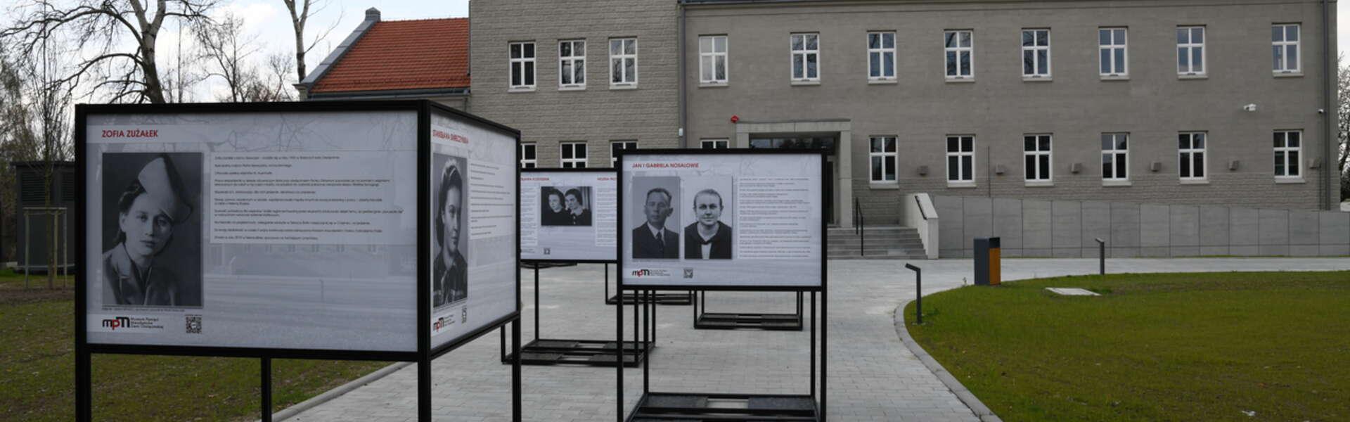 Wystawa ze zdjęciami przed Muzeum Pamięci Mieszkańców Ziemi Oświęcimskiej